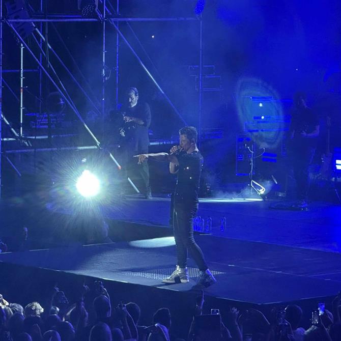 Σάκης Ρουβάς: Επέστρεψε στον Λυκαβηττό 20 χρόνια μετά - Βίντεο FTHIS