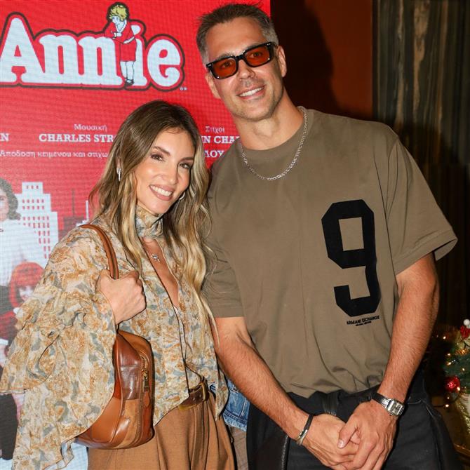 Αθηνά Οικονομάκου: Στόλισε το χριστουγεννιάτικο δέντρο στο σπίτι της μαζί με τον Μπρούνο Τσερέλα και τα παιδιά της (Βίντεο)