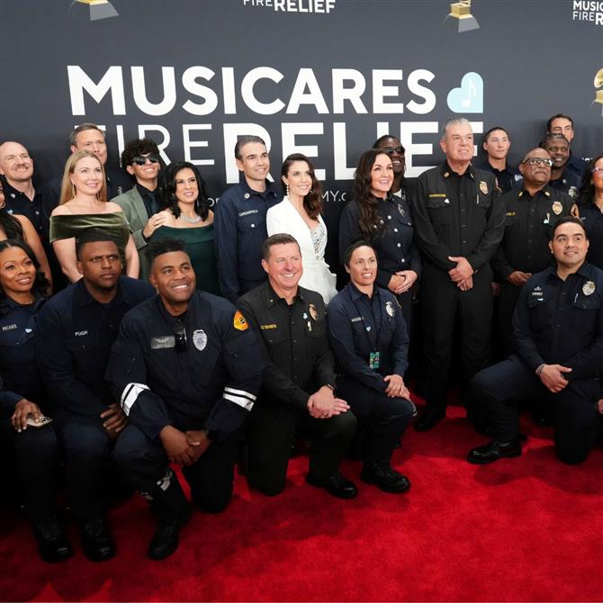 Grammy 2025: Καταχειροκροτήθηκαν οι πυροσβέστες του Λος Άντζελες - Το συγκινητικό βίντεο