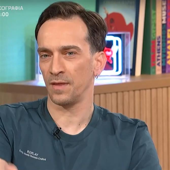 Δημήτρης Σαμόλης: Η on air αμηχανία σε ερώτηση για την αποχώρησή του από την παράσταση του Κωνσταντίνου Μαρκουλάκη