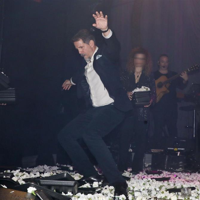 Παύλος Ντε Γκρες: Η βραδινή έξοδος και το ζεϊμπέκικο στην πίστα