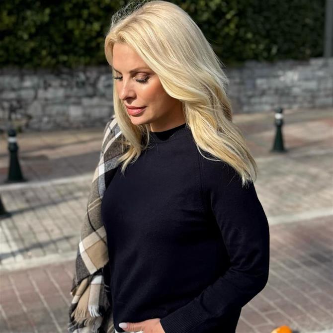 Ελένη Μενεγάκη: Ποζάρει για πρώτη φορά μπροστά από το τζάκι του σπιτιού της (φωτογραφίες)
