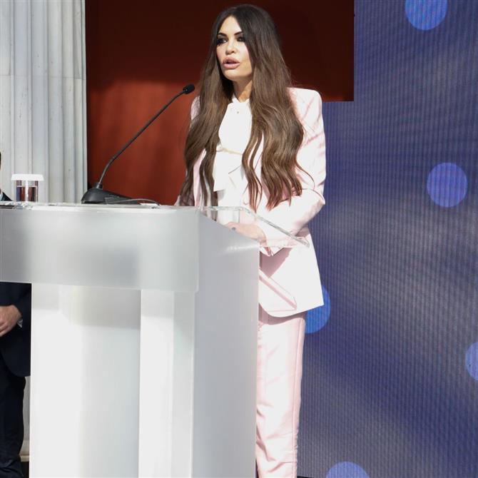 Κίμπερλι Γκίλφοϊλ: Έτρεξε με τη Φλόγα στη λαμπαδηδρομία για τους Χειμερινούς Ολυμπιακούς Αγώνες (Βίντεο)