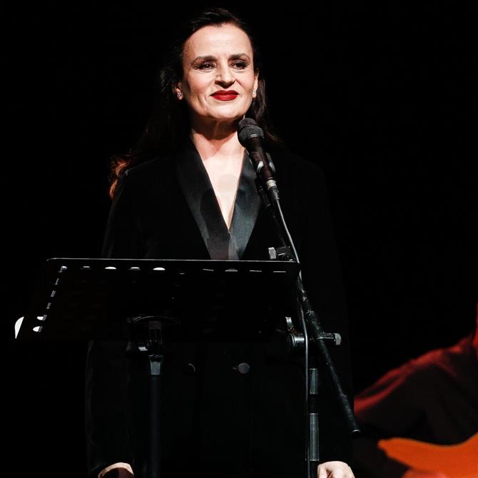 Καρυοφυλλιά Καραμπέτη: "Εάν υπάρξει μια μεγαλύτερη γυναίκα με έναν νεότερο άντρα, γίνεται ξαφνικά αντικείμενο κριτικής, κουτσομπολιού"