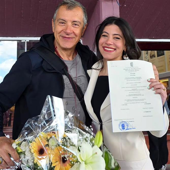 Περήφανος πατέρας ο Σταύρος Θεοδωράκης: Καμαρώνει το δεύτερο πτυχίο της κόρης του
